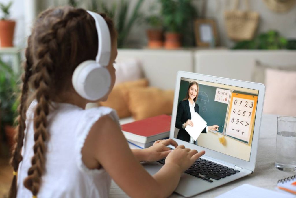 Online Ve Geleneksel Eğitim Karşılaştırması: Hangisi Daha Etkili?